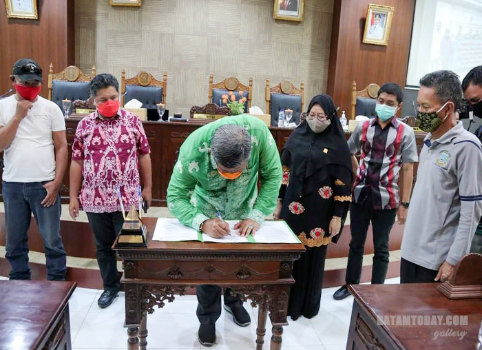 Bupati disaksikan Unsur Pimpinan DPRD, TNI-Polri saat  menandatangani kesepakatan dengan HNSI dan Nelayan